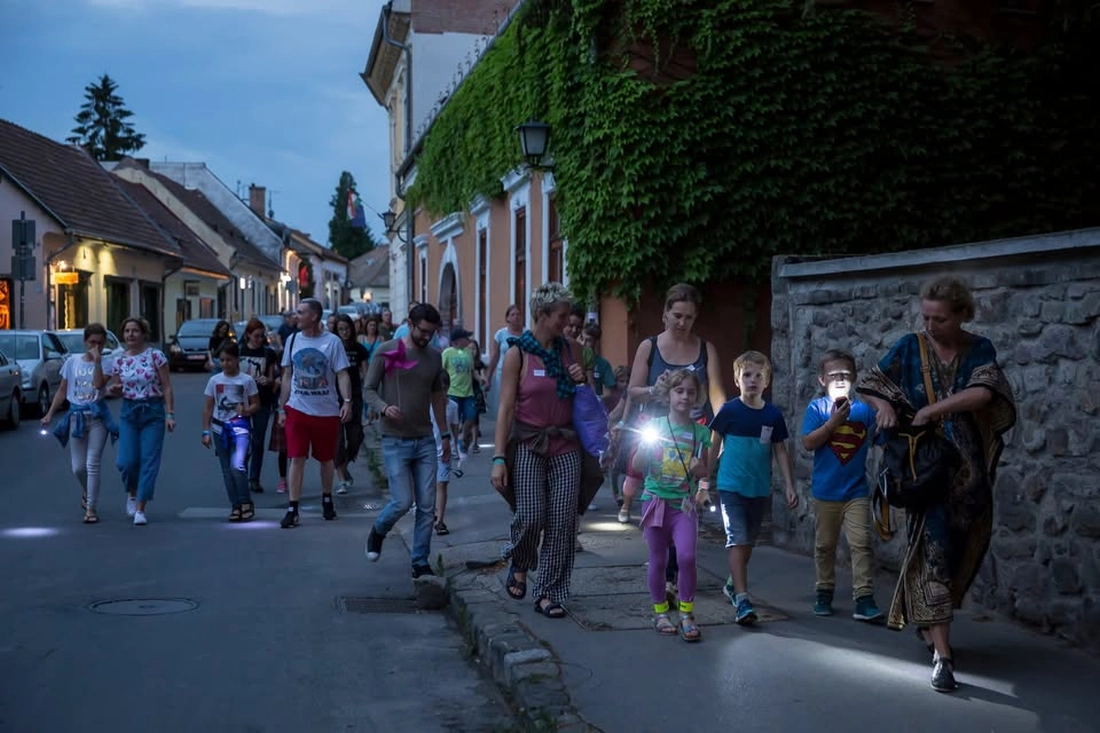 Esti Múzeum Korzó | Zseblámpás séta