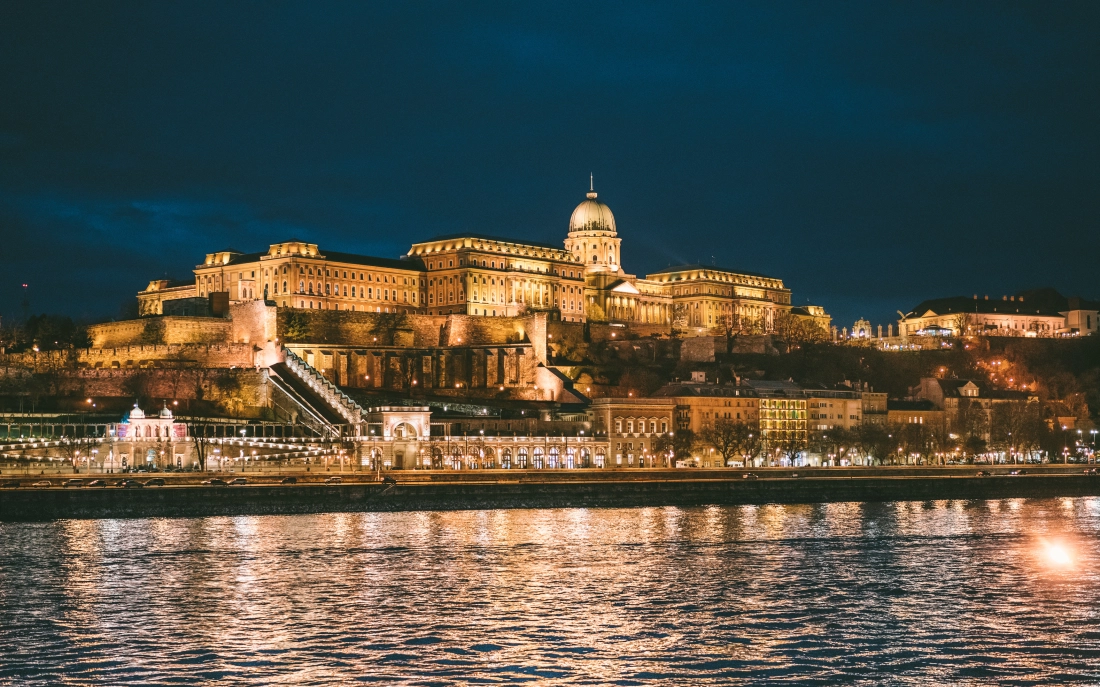 Esti városnéző hajó Budapesten (Vigadó tér 5.)