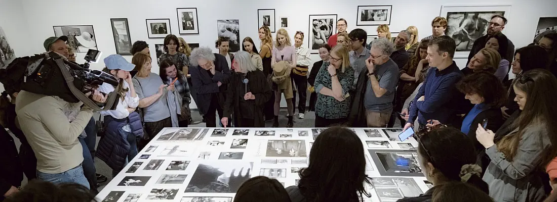 Sylvia Plachy: Ajándékok a XX. századból és azon túl – Magyar nyelvű tárlatvezetés