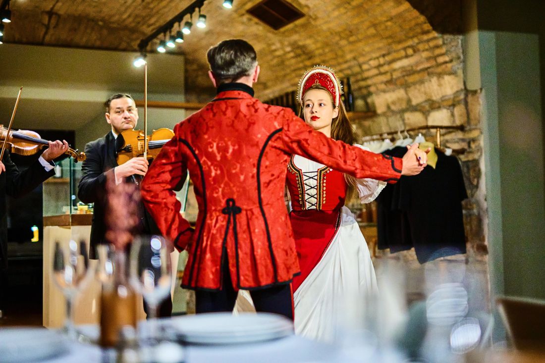 Link: Folklór Est a Gasztro Pincében