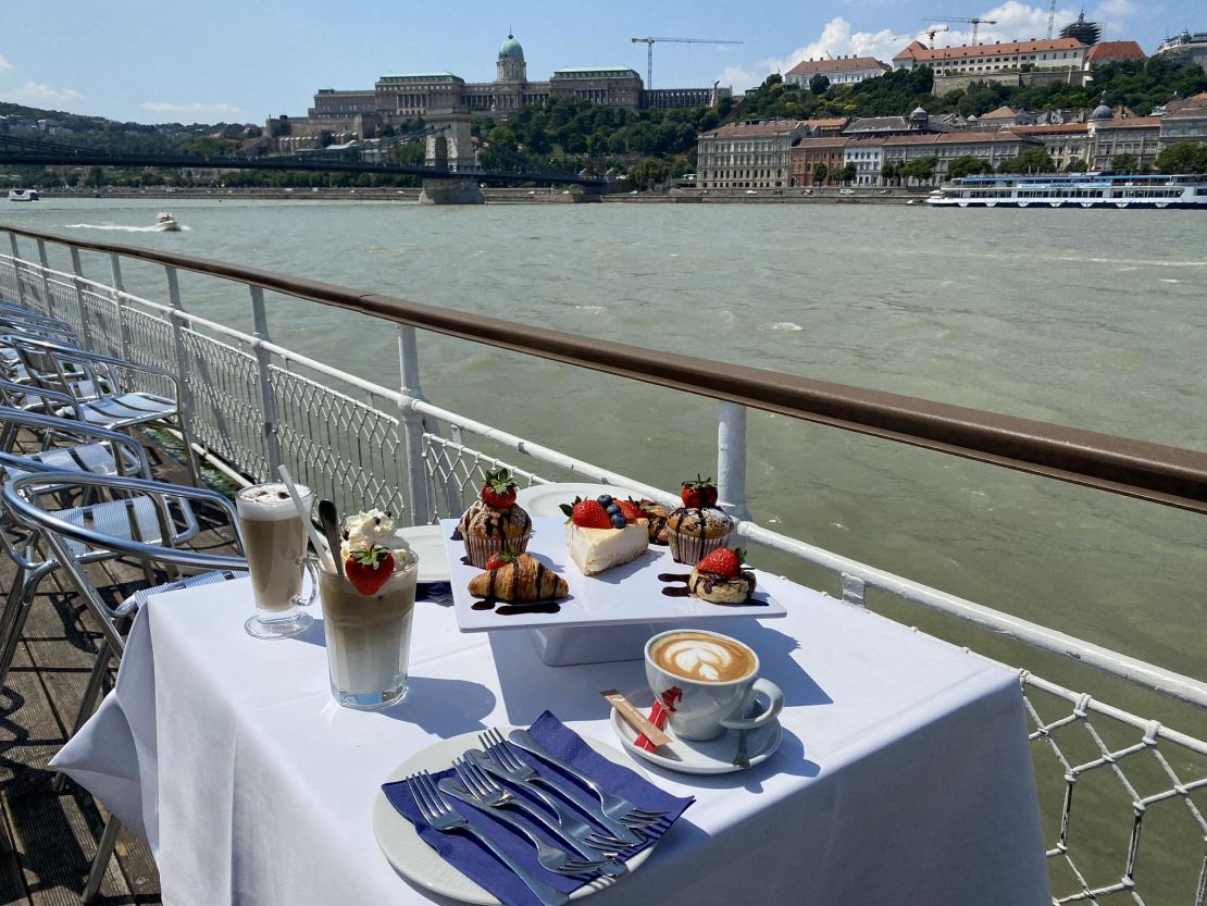 Városnéző sétahajózás kávéval és süteménnyel